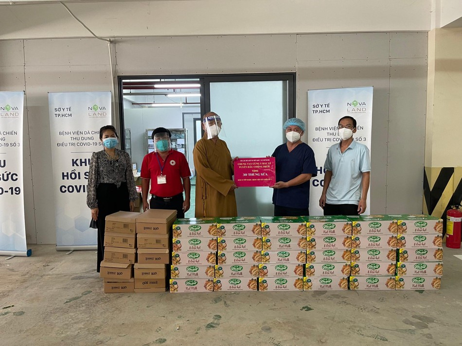 Thượng tọa Thích Huệ Công đại diện đoàn trao quà đến tập thể y bác sĩ Bệnh viện Dã chiến số 3 (TP.Thủ Đức)