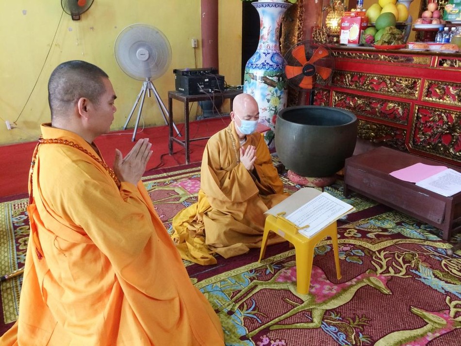 Chư Tăng thực hiện nghi thức đối thú Tự tứ Chư Tăng thực hiện nghi thức đối thú Tự tứ