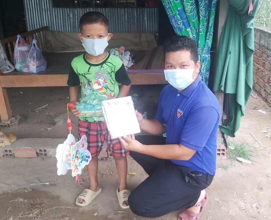 Tặng quà trung thu cho các em nhỏ Tặng quà trung thu cho các em nhỏ