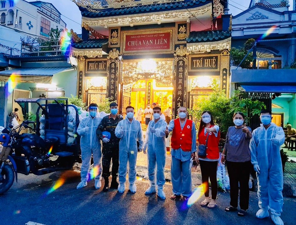 Đoàn từ thiện chùa Vạn Liên chuẩn bị xuất phát Đoàn từ thiện chùa Vạn Liên chuẩn bị xuất phát