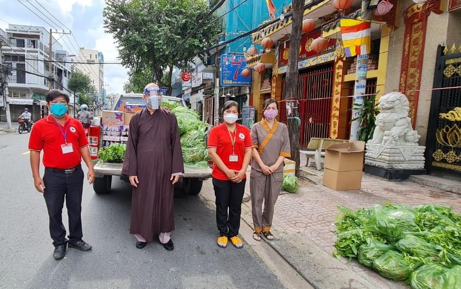 Đoàn từ thiện chùa Lộc Dã mang quà đến với người dân Đoàn từ thiện chùa Lộc Dã mang quà đến với người dân