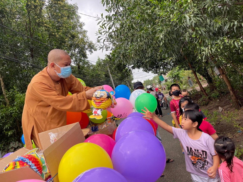 Tặng quà trung thu cho các em nhỏ Tặng quà trung thu cho các em nhỏ