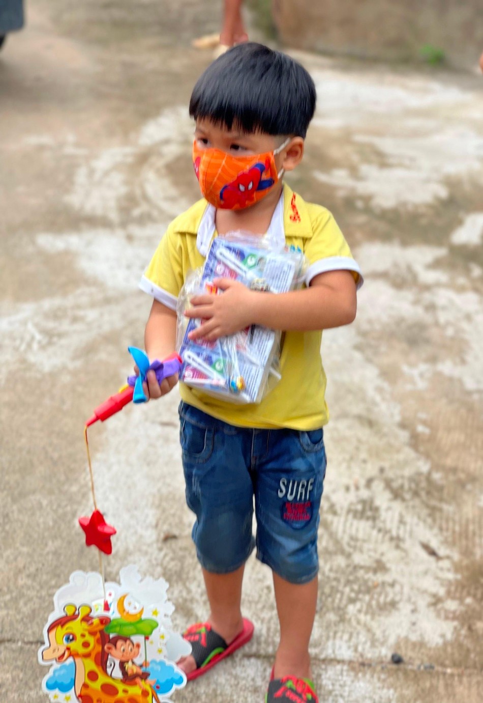 Em vui nhận quà Em vui nhận quà