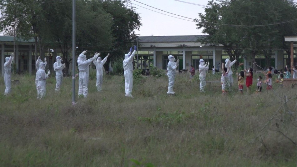 Các y bác sĩ và tình nguyện viên mặc đồ bảo hộ tổ chức văn nghệ, trò chơi cho các em thiếu nhi Các y bác sĩ và tình nguyện viên mặc đồ bảo hộ tổ chức văn nghệ, trò chơi cho các em thiếu nhi