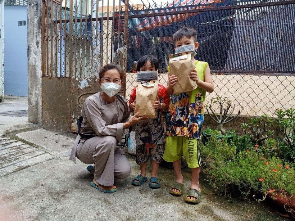 Chị Bích Đào, chủ nhiệm Câu lạc bộ Thiện Duyên tặng quà cho các em nhỏ Chị Bích Đào, chủ nhiệm Câu lạc bộ Thiện Duyên tặng quà cho các em nhỏ