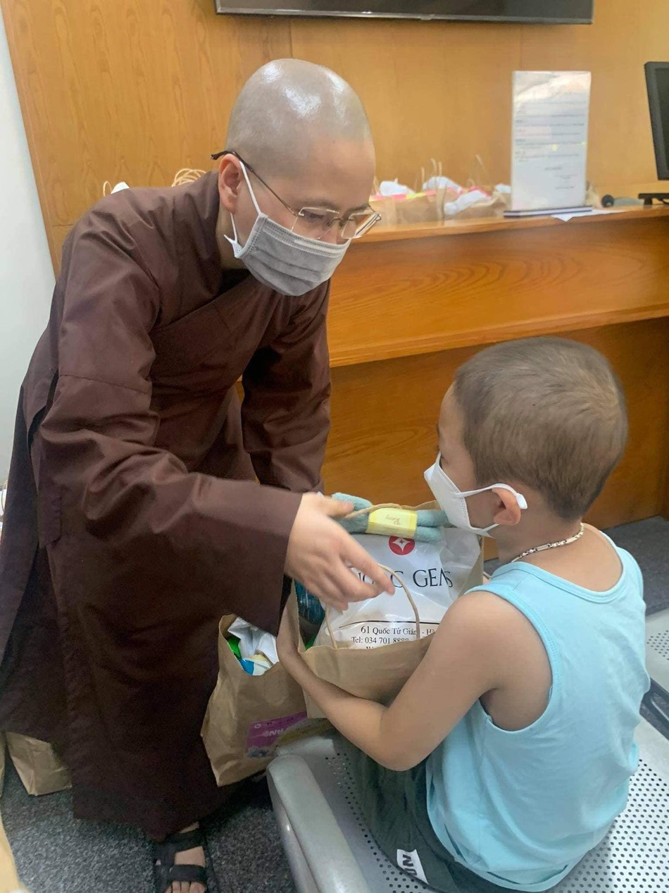 Ân cần trao tay Ân cần trao tay