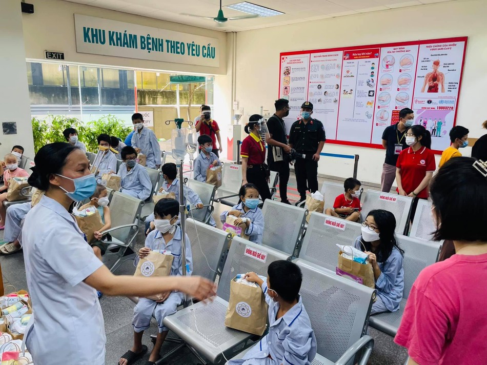 Các em nhỏ đang điều trị tại bệnh viện nhận quà trung thu của chùa Long Hưng Các em nhỏ đang điều trị tại bệnh viện nhận quà trung thu của chùa Long Hưng
