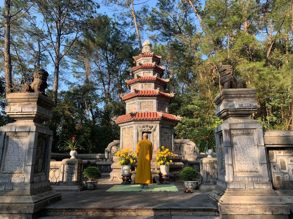 Bảo tháp cố Trưởng lão Hòa thượng Thích Thiện Siêu tại núi Thiên Thai trong khuôn viên cạnh tháp Tổ sư Liễu Quán Bảo tháp cố Trưởng lão Hòa thượng Thích Thiện Siêu tại núi Thiên Thai trong khuôn viên cạnh tháp Tổ sư Liễu Quán