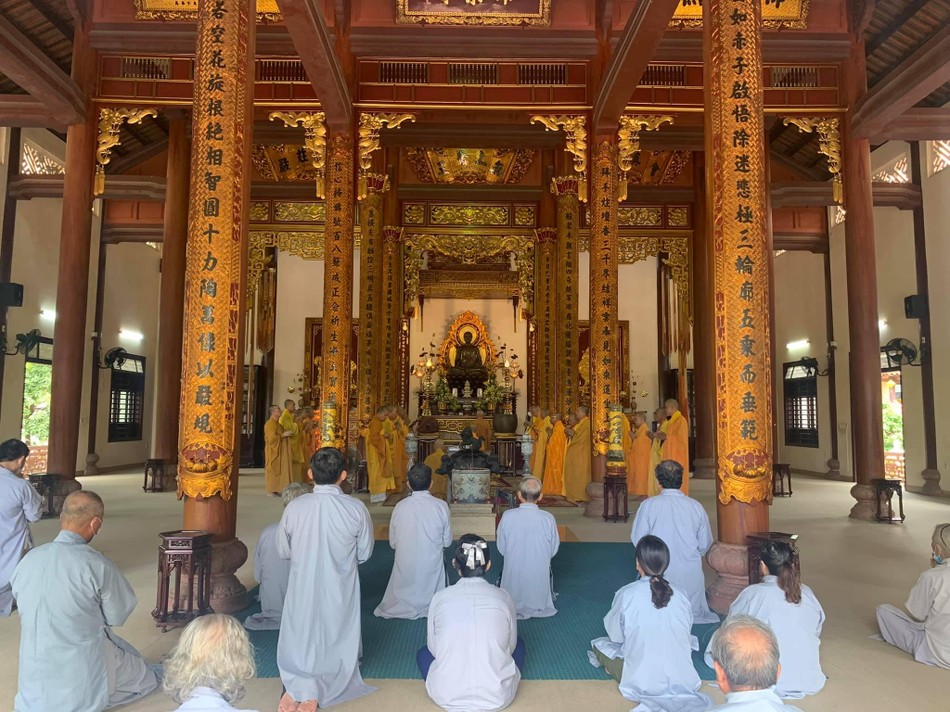 Chư tôn đức cử hành lễ cúng ngọ truyền thống theo nghi lễ thiền môn xứ Huế Chư tôn đức cử hành lễ cúng ngọ truyền thống theo nghi lễ thiền môn xứ Huế