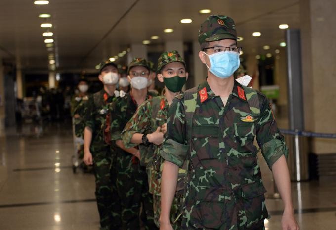 800 lính quân y đã đáp chuyến bay từ Hà Nội vào TP.HCM hỗ trợ chống dịch - Ảnh: Đinh Sự