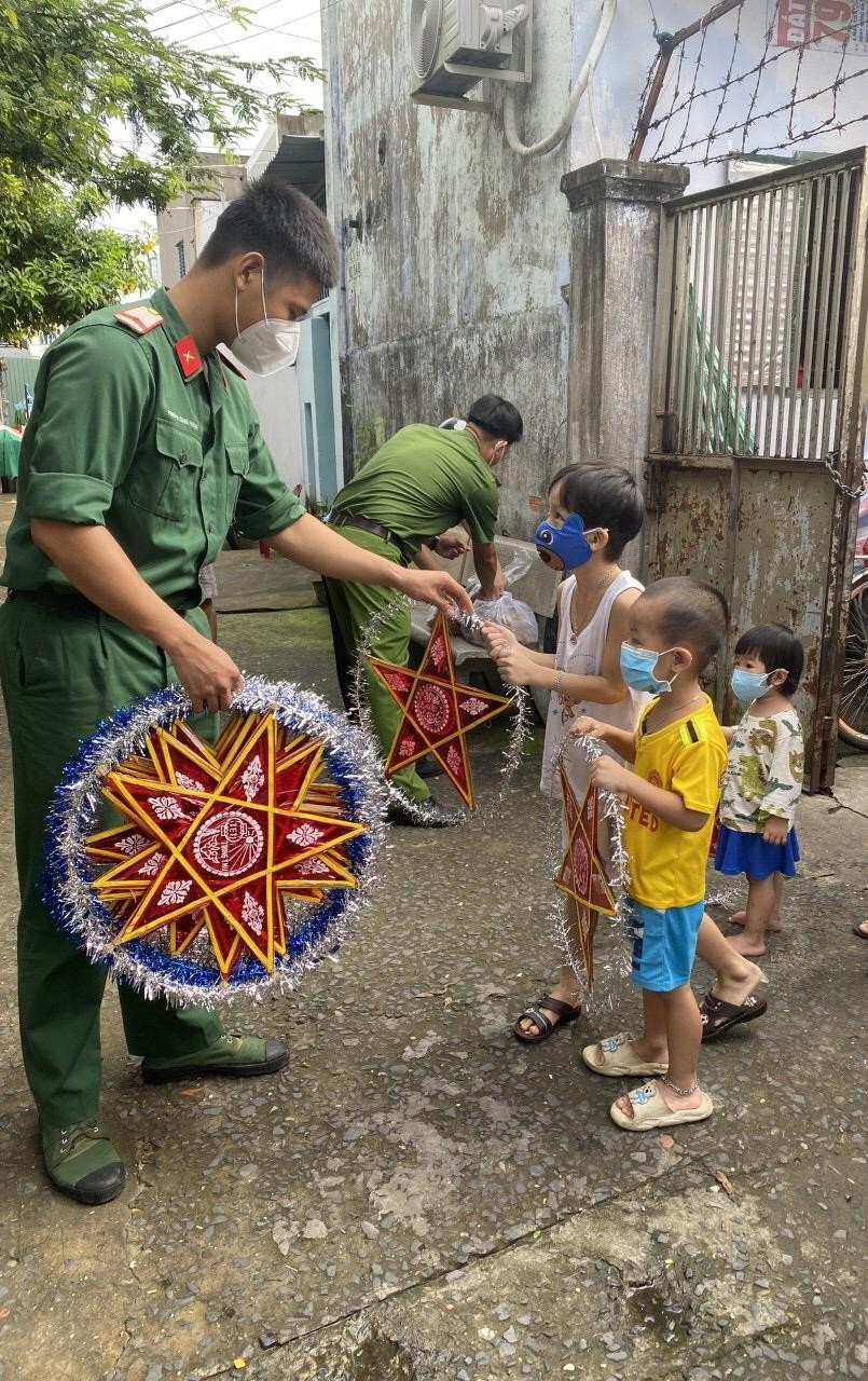 Em vui nhận quà trung thu từ các chú bộ đội Em vui nhận quà trung thu từ các chú bộ đội