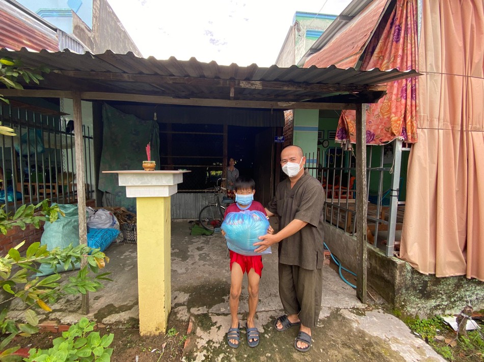 Đại đức Thích Trí Thành tận tay trao quà cho các hộ dân khó khăn Đại đức Thích Trí Thành tận tay trao quà cho các hộ dân khó khăn