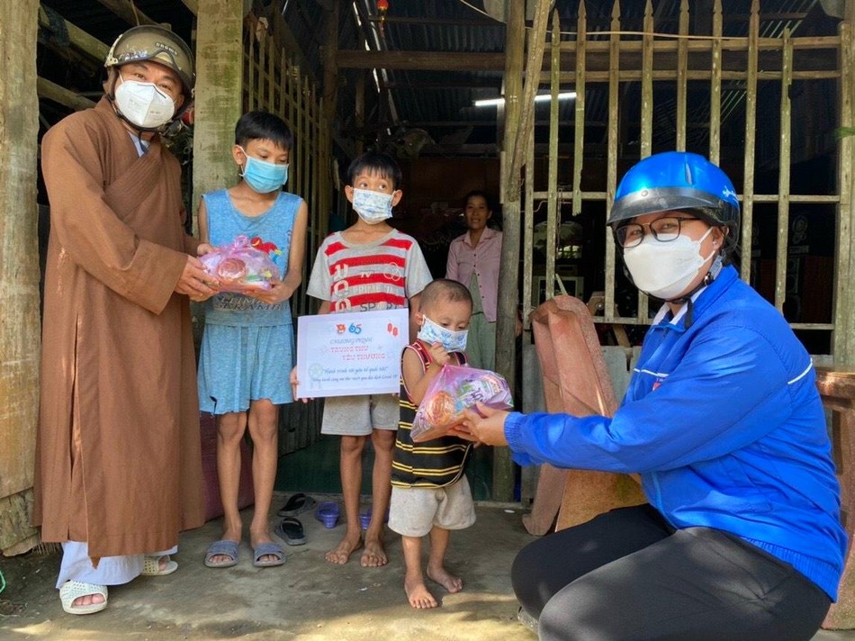 Chương trình "Trung thu yêu thương" đến tận nhà trao quà cho các em nhỏ Chương trình "Trung thu yêu thương" đến tận nhà trao quà cho các em nhỏ