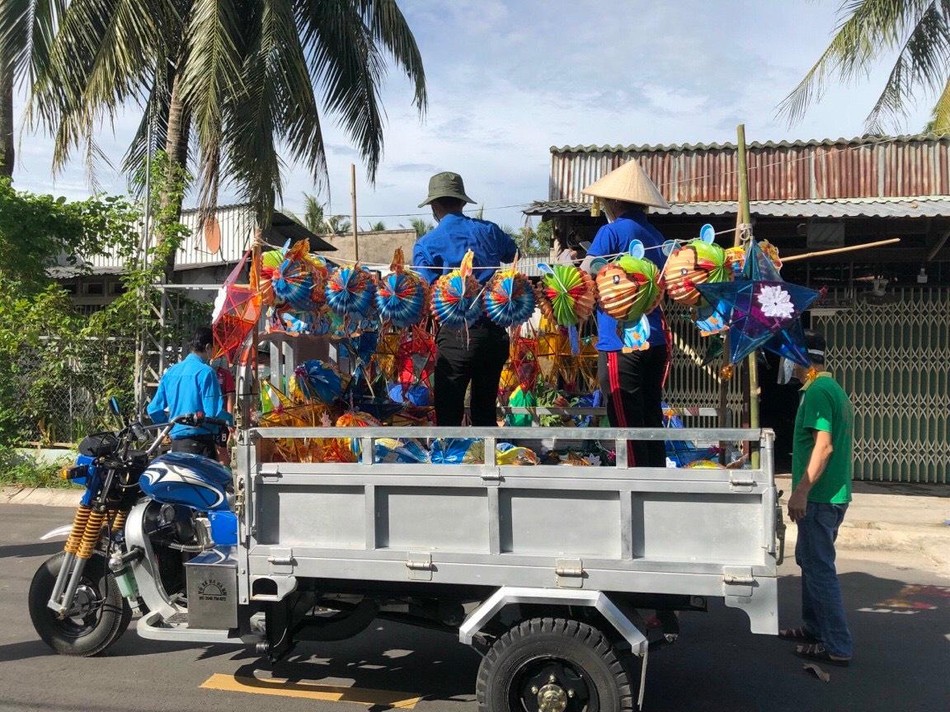 Chiếc xe chở đầy lồng đèn, quà bánh đến với các em thiếu nhi Chiếc xe chở đầy lồng đèn, quà bánh đến với các em thiếu nhi