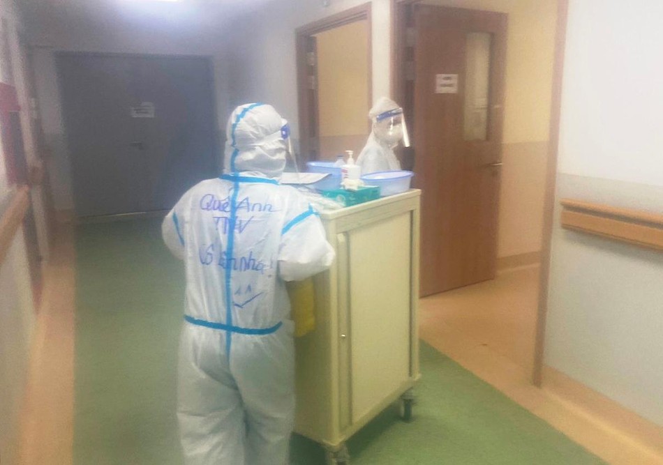 Chị Quế Anh là đi theo ca kíp của bác sĩ, phụ các bác sĩ chăm sóc bệnh nhân