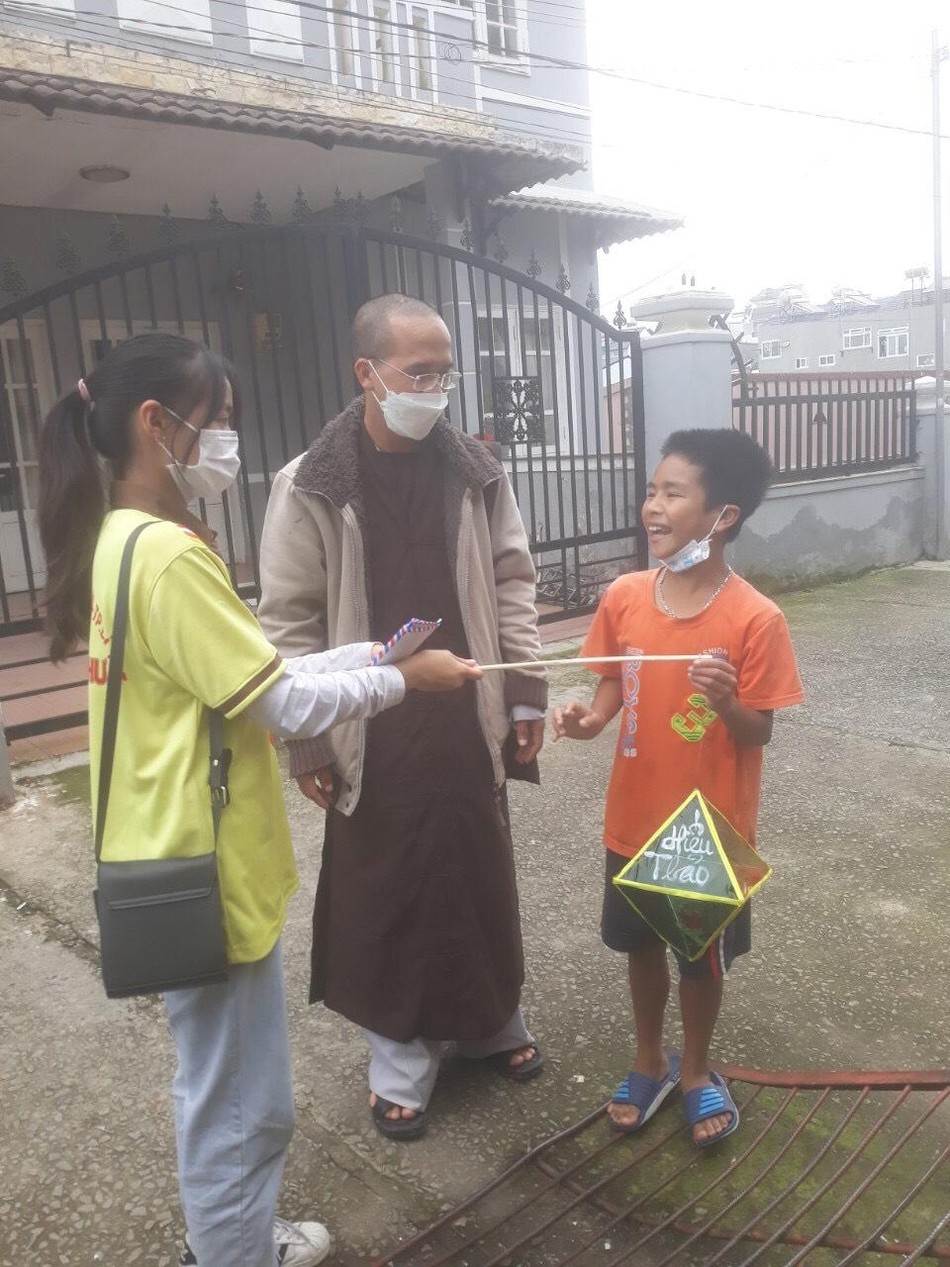 Em vui nhận quà Em vui nhận quà