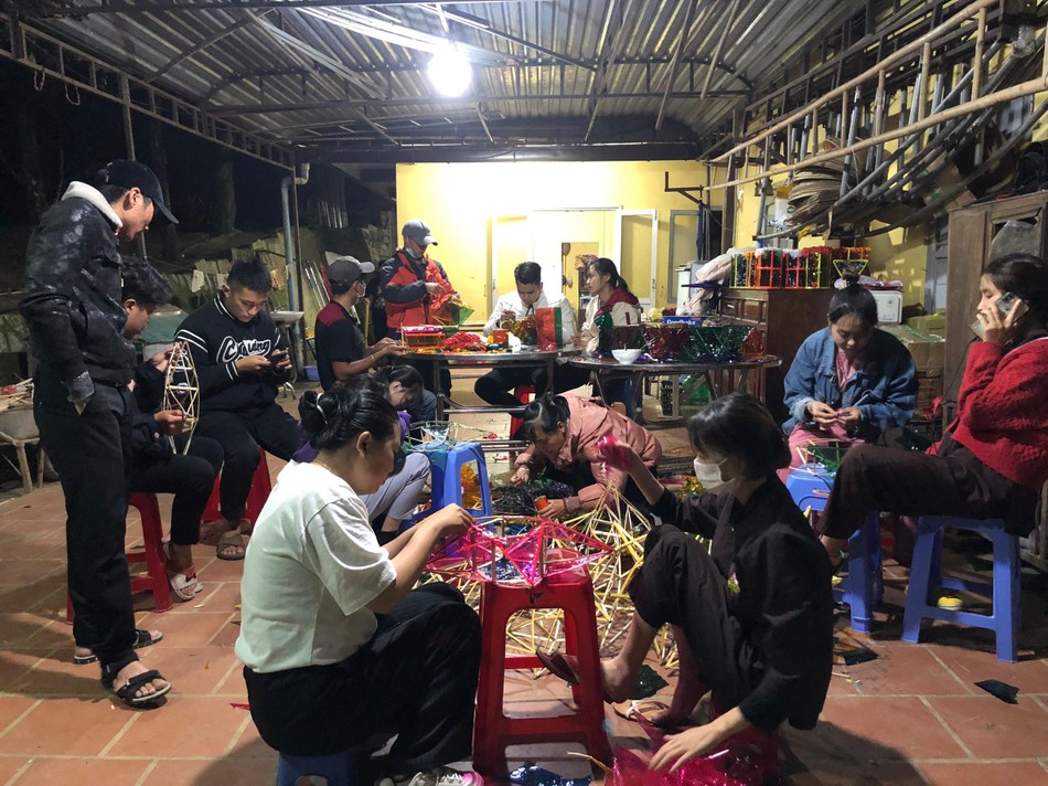 Các thành viên trong Câu lạc bộ Tâm Như cùng nhau làm những chiếc đèn lồng Các thành viên trong Câu lạc bộ Tâm Như cùng nhau làm những chiếc đèn lồng