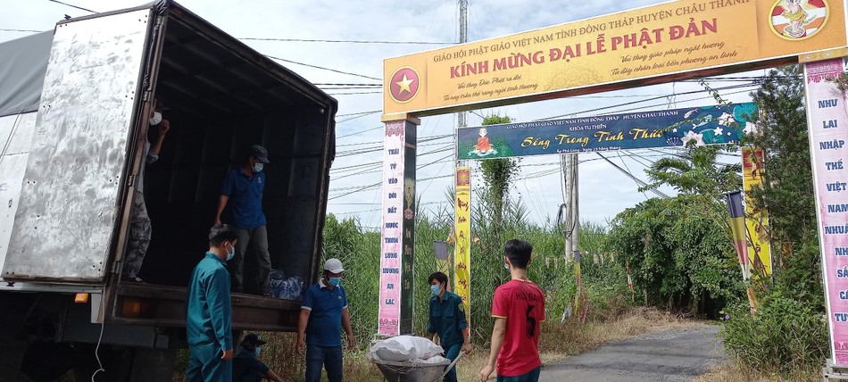 Vận chuyển gạo vào chùa Giác Thiên Vận chuyển gạo vào chùa Giác Thiên