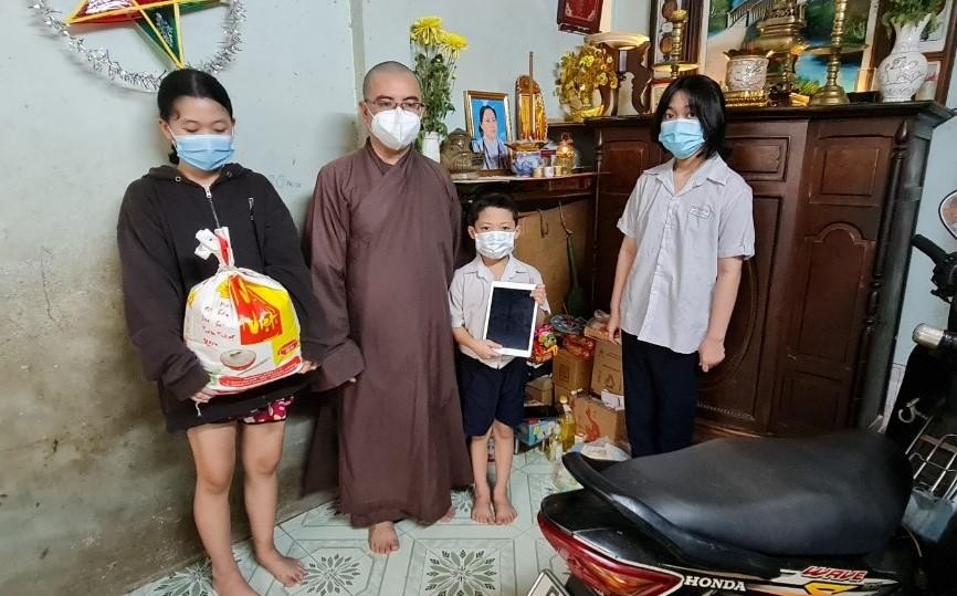 Đại đức Thích Trung Minh trao máy tính bảng cho học sinh mồ côi vì dịch Covid-19 Đại đức Thích Trung Minh trao máy tính bảng cho học sinh mồ côi vì dịch Covid-19