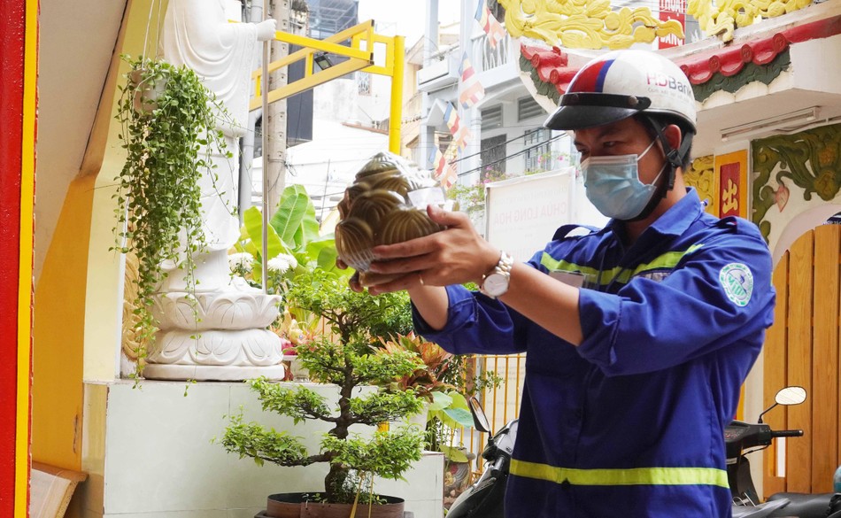 Anh H.V.Đ đại diện Trung tâm Hỏa táng Bình Hưng Hòa mang hũ cốt tới gửi thờ tạm tại chùa Anh H.V.Đ đại diện Trung tâm Hỏa táng Bình Hưng Hòa mang hũ cốt tới gửi thờ tạm tại chùa