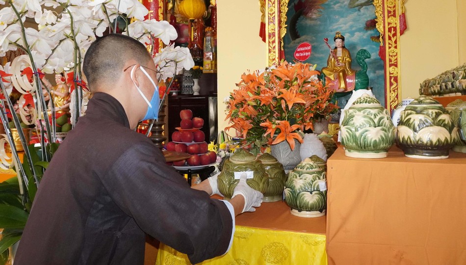 Nơi an trí, thờ tạm được thiết trí trong chánh điện chùa Long Hoa Nơi an trí, thờ tạm được thiết trí trong chánh điện chùa Long Hoa