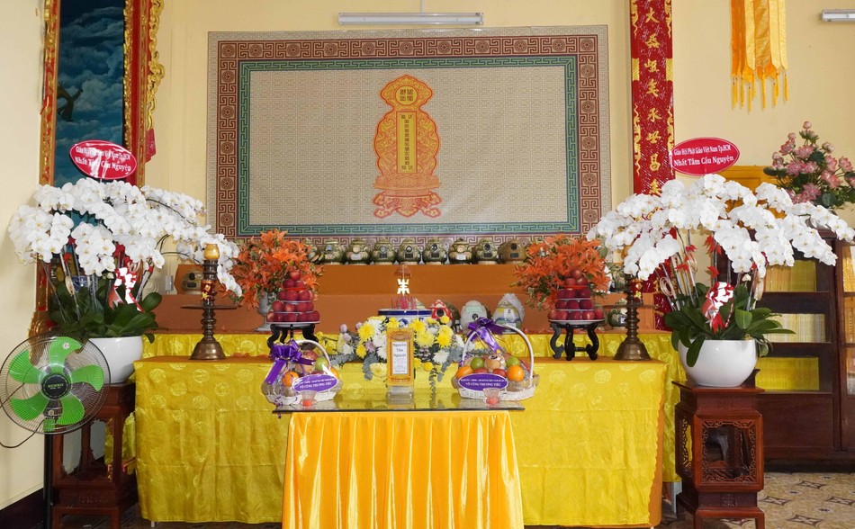 Mỗi ngày, đều có cúng cơm hương linh vào buổi trưa, chiều và khóa lễ cầu siêu vào buổi tối. Mỗi ngày, đều có cúng cơm hương linh vào buổi trưa, chiều và khóa lễ cầu siêu vào buổi tối.