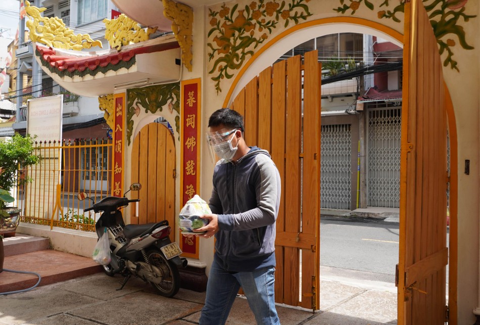 Anh P.T.N mang hũ cốt của người thân qua gửi thờ tạm tại chùa Long Hoa. Anh P.T.N mang hũ cốt của người thân qua gửi thờ tạm tại chùa Long Hoa.