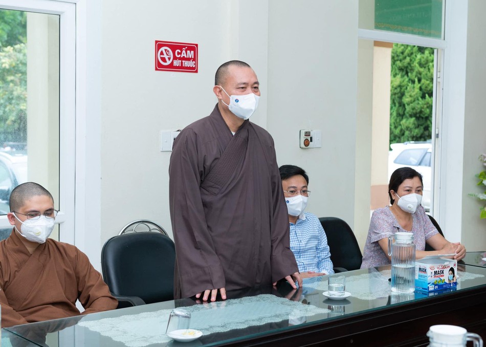 Thượng tọa Thích Tâm Đức phát biểu động viên tinh thần, chia sẻ khó khăn với lực lượng y tuyến đầu Thượng tọa Thích Tâm Đức phát biểu động viên tinh thần, chia sẻ khó khăn với lực lượng y tuyến đầu