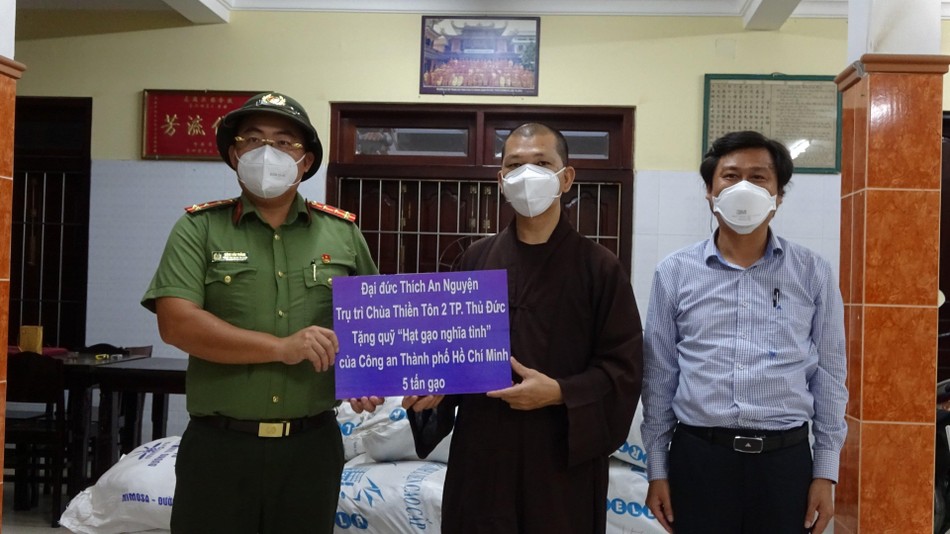 Đại đức Thích An Nguyện trụ trì chùa Thiền Tôn 2 (TP.Thủ Đức) tặng &quot;Hạt gạo nghĩa tình&quot;