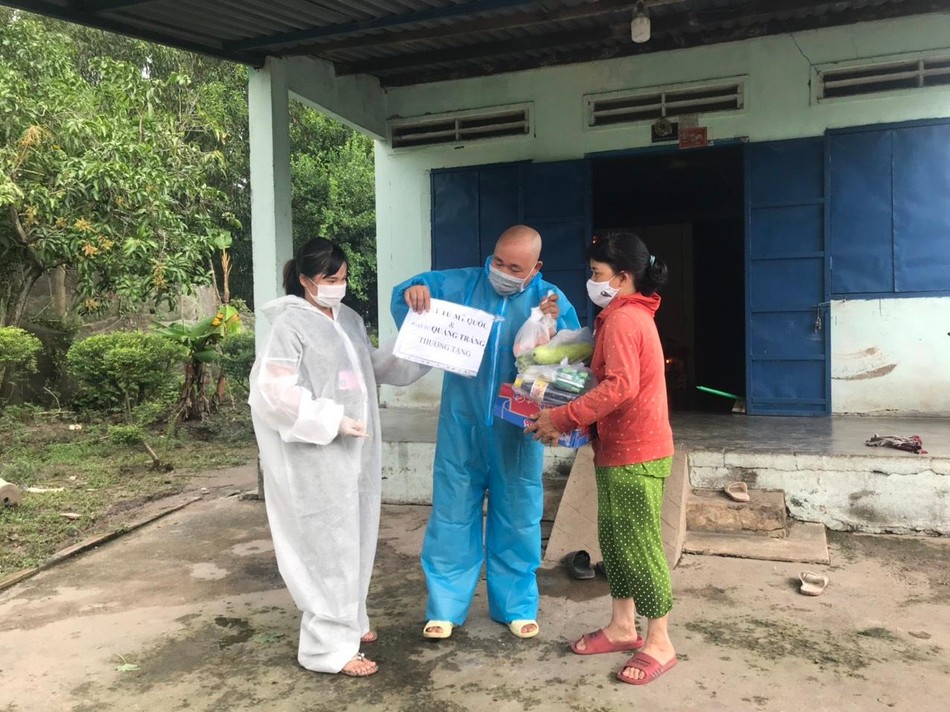 Đại đức Thích Đồng Nguyện cùng nhóm thiện nguyện “Sẻ chia mùa dịch” trao quà đến từng hộ dân khó khăn tại khu phố 1, phường Linh Xuân Đại đức Thích Đồng Nguyện cùng nhóm thiện nguyện “Sẻ chia mùa dịch” trao quà đến từng hộ dân khó khăn tại khu phố 1, phường Linh Xuân