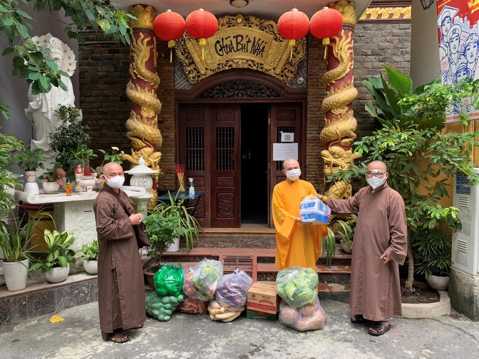 Cúng dường vật phẩm tại chùa Bát Nhã Cúng dường vật phẩm tại chùa Bát Nhã