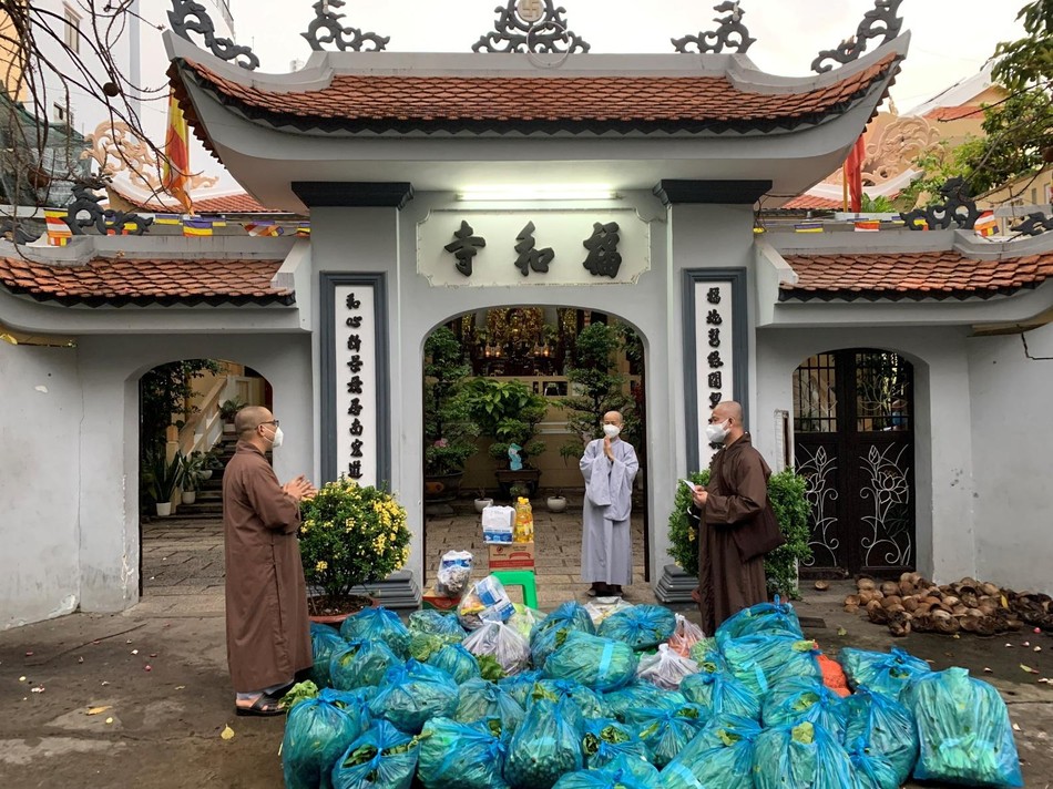 Chư Ni chùa Phước Hòa nhận vật phẩm cúng dường Chư Ni chùa Phước Hòa nhận vật phẩm cúng dường