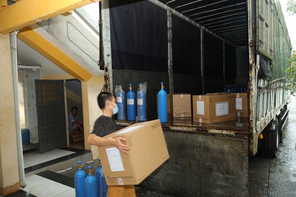 Ngoài ra còn có 5.000 bộ đồ bảo hộ y tế được gửi tặng đến tỉnh An Giang - Ảnh: Phùng Anh Quốc Ngoài ra còn có 5.000 bộ đồ bảo hộ y tế được gửi tặng đến tỉnh An Giang - Ảnh: Phùng Anh Quốc