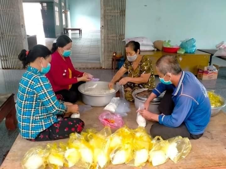 Phật tử chùa Tâm Thành hỗ trợ phân chia các phần cơm, thức ăn Phật tử chùa Tâm Thành hỗ trợ phân chia các phần cơm, thức ăn