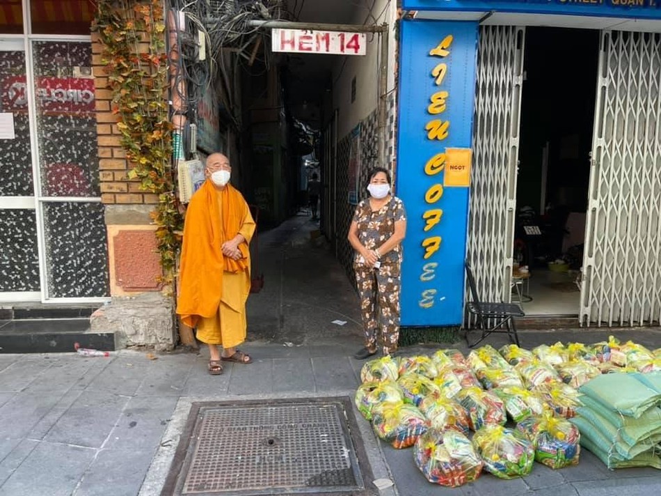 Thượng tọa Minh Lộc trao quà hỗ trợ người dân Thượng tọa Minh Lộc trao quà hỗ trợ người dân