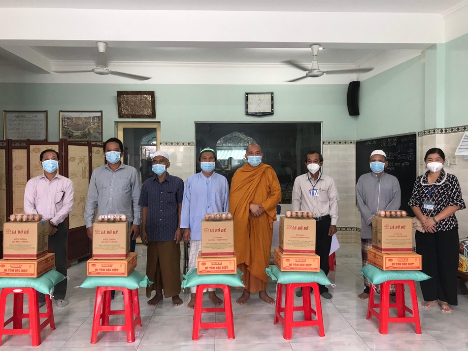 Đại đức Thích Minh Nghi, trụ trì tịnh xá Ngọc Minh và ông Trương Văn Trung, Phó Chủ tịch Ủy ban MTTQVN TP.Thủ Đức cùng trao quà đến đồng bào Chăm tại thánh đường Hồi giáo Đại đức Thích Minh Nghi, trụ trì tịnh xá Ngọc Minh và ông Trương Văn Trung, Phó Chủ tịch Ủy ban MTTQVN TP.Thủ Đức cùng trao quà đến đồng bào Chăm tại thánh đường Hồi giáo