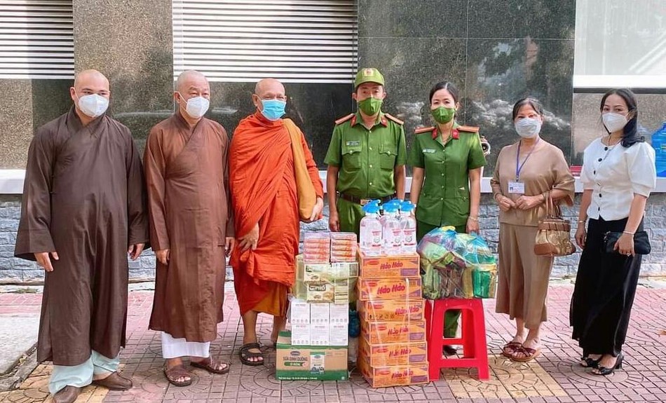 Tặng quà động viên tinh thần lực lượng chức năng tại chốt kiểm soát phòng chống dịch bệnh Tặng quà động viên tinh thần lực lượng chức năng tại chốt kiểm soát phòng chống dịch bệnh
