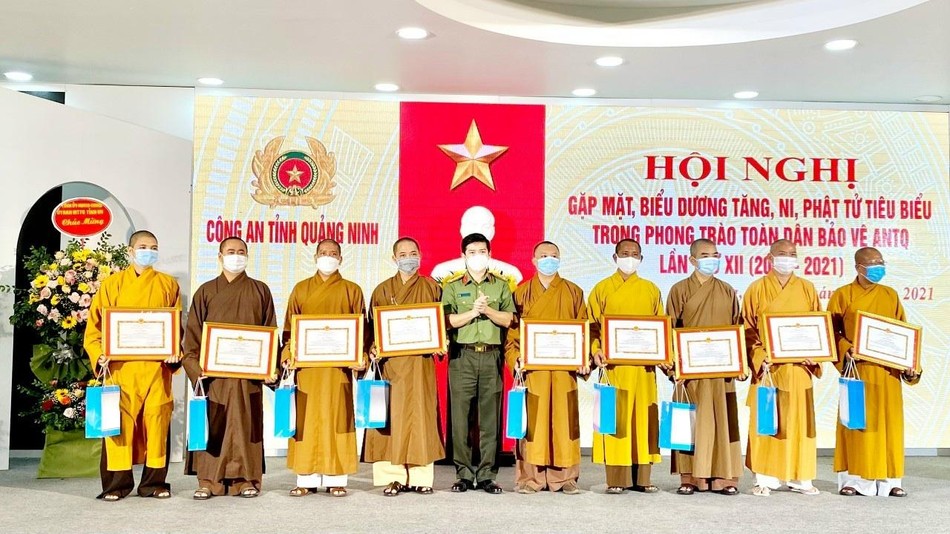 UBND tỉnh và Giám đốc Công an tỉnh tặng bằng khen, giấy khen cho các cá nhân Tăng, Ni, Phật tử có thành tích xuất sắc - Ảnh: TĐH UBND tỉnh và Giám đốc Công an tỉnh tặng bằng khen, giấy khen cho các cá nhân Tăng, Ni, Phật tử có thành tích xuất sắc - Ảnh: TĐH
