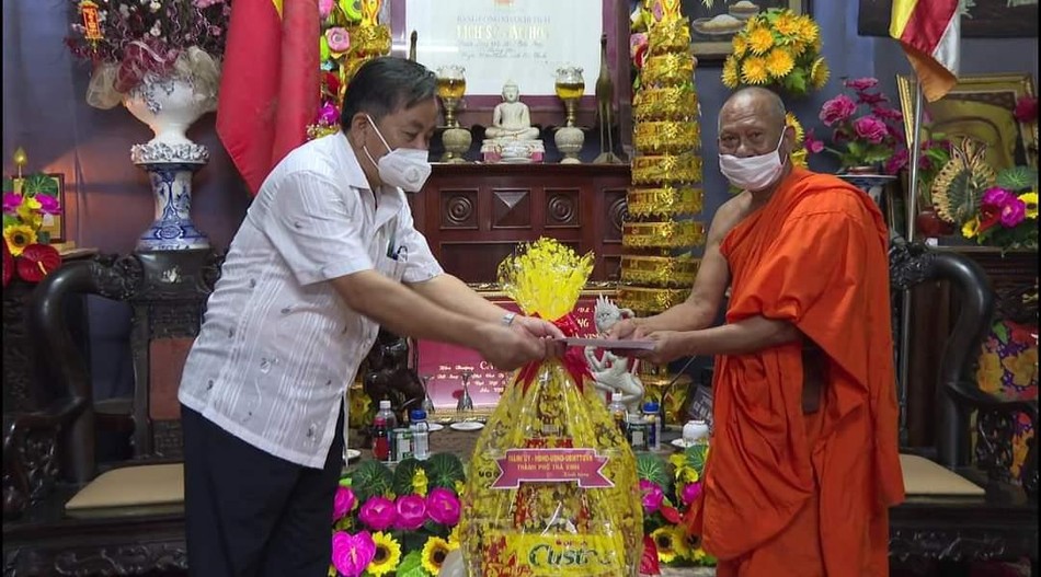 Hòa thượng Thạch Sok Xane, trụ trì chùa Âng nhận quà chúc mừng của lãnh đạo TP.Trà Vinh Hòa thượng Thạch Sok Xane, trụ trì chùa Âng nhận quà chúc mừng của lãnh đạo TP.Trà Vinh