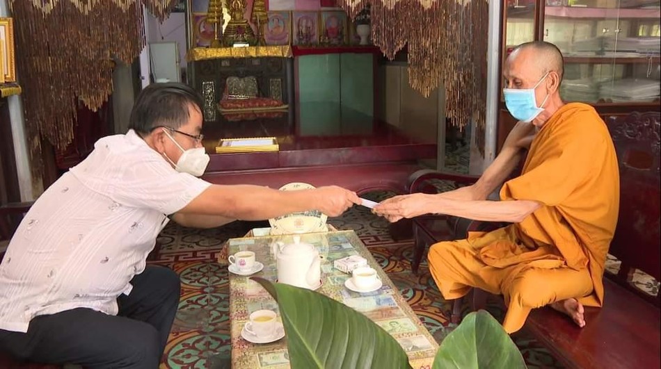 Hòa thượng Thạch Oai, trụ trì chùa Kompong tiếp đoàn lãnh đạo TP.Trà Vinh Hòa thượng Thạch Oai, trụ trì chùa Kompong tiếp đoàn lãnh đạo TP.Trà Vinh