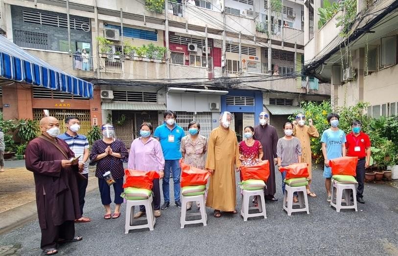 Trao quà đến người dân tại quận 5, TP.HCM Trao quà đến người dân tại quận 5, TP.HCM