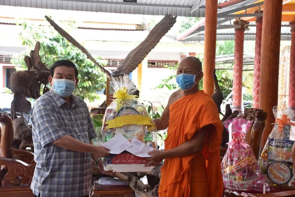 Lãnh đạo tỉnh thăm, chúc mừng lễ Sen Đôn-ta tại chùa Cà Nhung Lãnh đạo tỉnh thăm, chúc mừng lễ Sen Đôn-ta tại chùa Cà Nhung