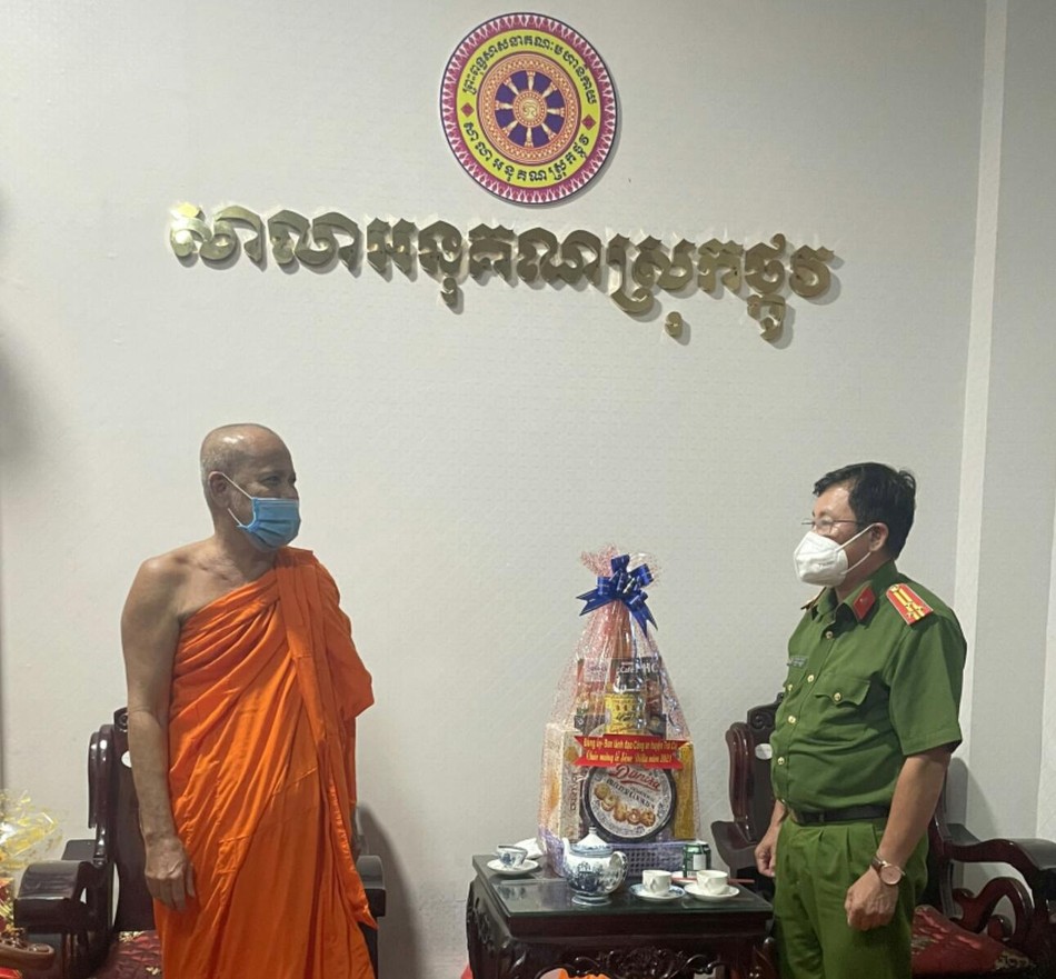 Đoàn Công an huyện Trà Cú chúc mừng lễ Sen Đôn-ta đến Hội Đoàn kết Sư sãi yêu nước huyện, tại chùa Chà Đoàn Công an huyện Trà Cú chúc mừng lễ Sen Đôn-ta đến Hội Đoàn kết Sư sãi yêu nước huyện, tại chùa Chà