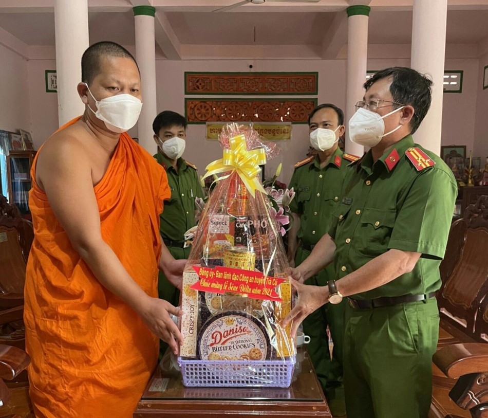 Tặng quà chúc mừng lễ Sen Đôn-ta tại chùa Bãi Xào Giữa (xã Kim Sơn) Tặng quà chúc mừng lễ Sen Đôn-ta tại chùa Bãi Xào Giữa (xã Kim Sơn)