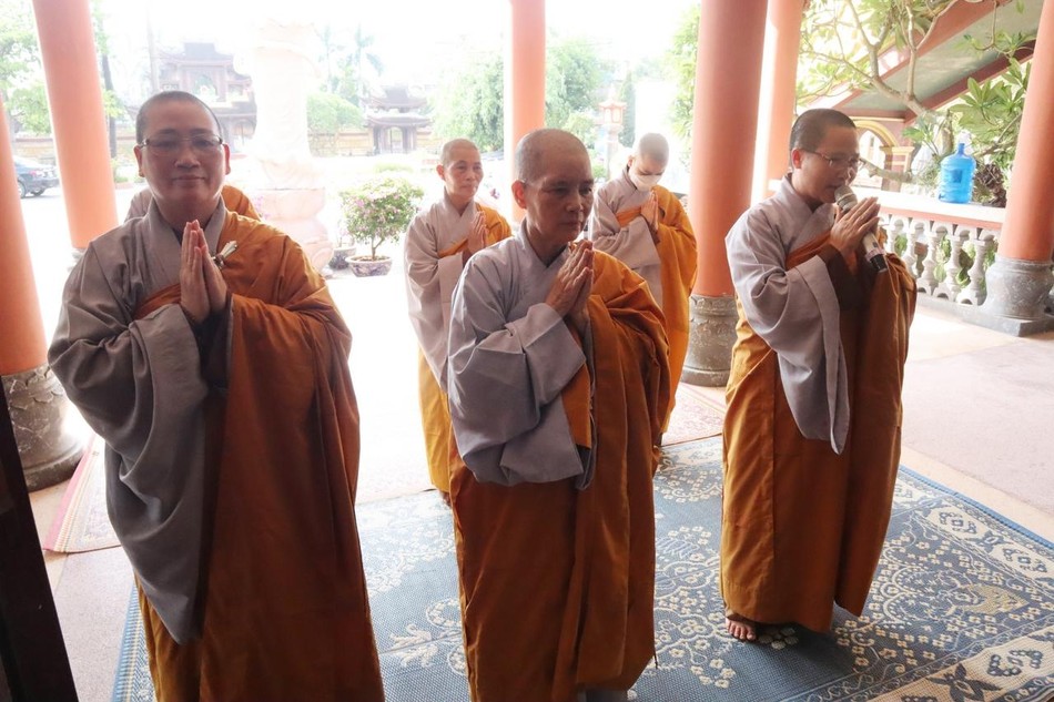 Đại diện Phân ban Ni giới tỉnh tác bạch trước Ban Thường trực Ban Trị sự Phật giáo tỉnh, cầu thỉnh các công việc của Hội nghị tổng kết sắp tới Đại diện Phân ban Ni giới tỉnh tác bạch trước Ban Thường trực Ban Trị sự Phật giáo tỉnh, cầu thỉnh các công việc của Hội nghị tổng kết sắp tới