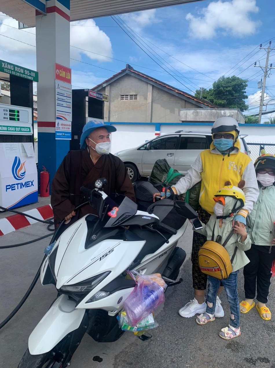 Tiếp nhiên liệu cho người dân trên hành trình về quê nhà Tiếp nhiên liệu cho người dân trên hành trình về quê nhà