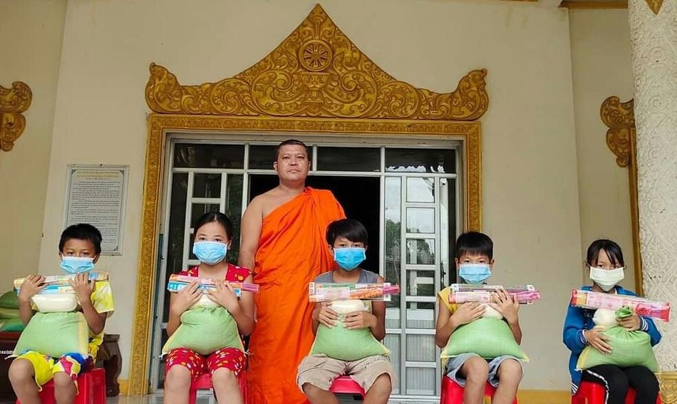 Các em học sinh nghèo hiếu học nhận quà Các em học sinh nghèo hiếu học nhận quà