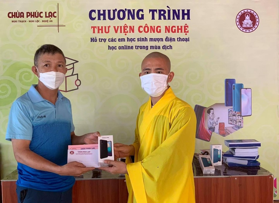 Chư Tăng chùa Phúc Lạc trao điện thoại thông minh tới phụ huynh học sinh Chư Tăng chùa Phúc Lạc trao điện thoại thông minh tới phụ huynh học sinh