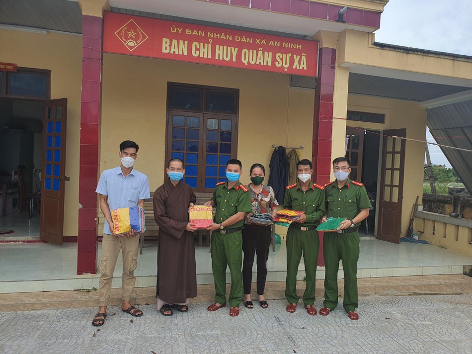 Đại đức Thích Thiện Bình trao quà động viên lực lượng tuyến đầu phòng, chống dịch ở xã An Ninh Đại đức Thích Thiện Bình trao quà động viên lực lượng tuyến đầu phòng, chống dịch ở xã An Ninh