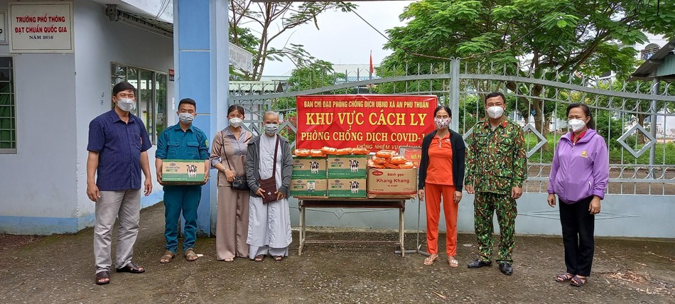 Đoàn từ thiện chùa Quan Âm tại khu vực cách ly xã An Phú Thuận Đoàn từ thiện chùa Quan Âm tại khu vực cách ly xã An Phú Thuận
